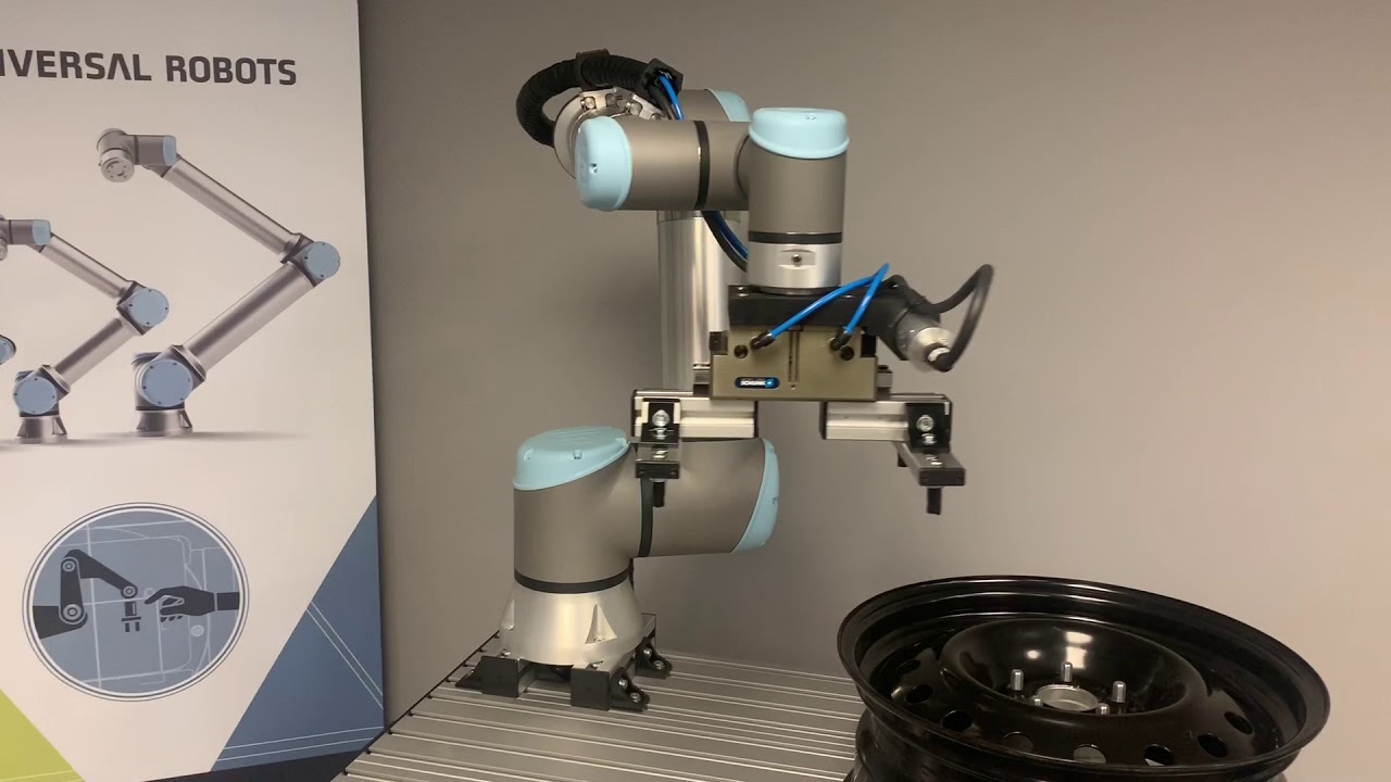 Play video: Cobots in the assembly process